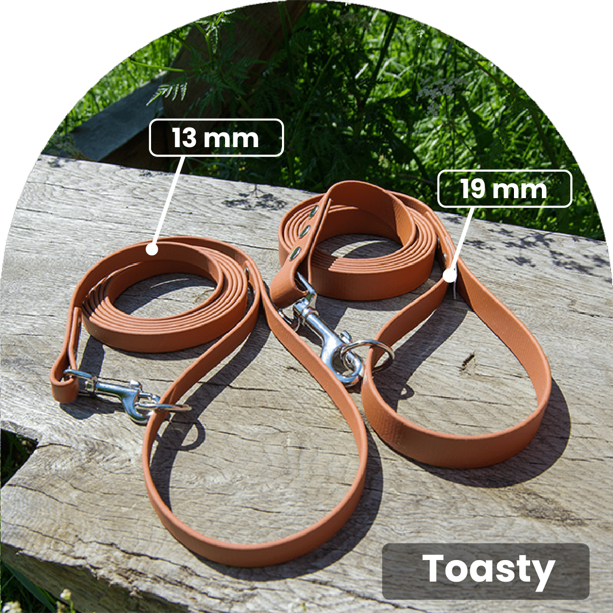 Vattentätt och lätt att rengöra hundkoppel i brunt med detaljer i rostfritt stål. Tillverkat i BioThane-material. Finns i 19 mm bredd och 2 meters längd.