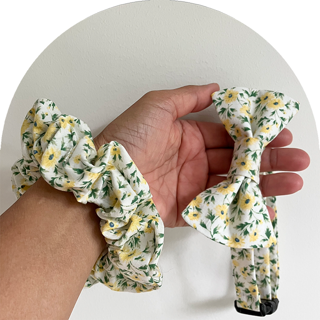 Matchande husdjursfluga och ägarens scrunchie med blommigt mönster i gult.