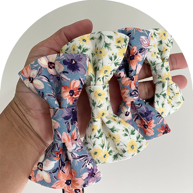 Bomullsflugor för husdjur med blommigt mönster i blått och gult i olika storlek.