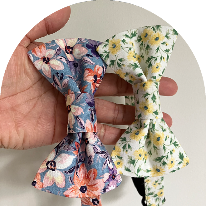 Bomullsflugor för husdjur med blommigt mönster i blått och gult i olika storlek.