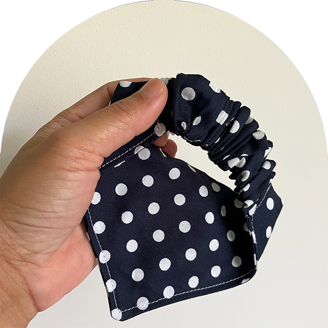 Prickiga husdjursbandana i blått med resårband som kan matchas med tygkassar.