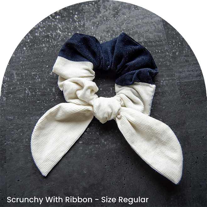 En scrunchie i blått och vitt manchestertyg med rosett som matchar ett husdjursfluga.