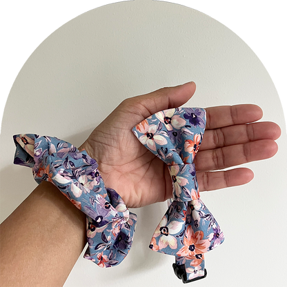 Matchande husdjursfluga och ägarens scrunchie med blommigt mönster i blått.