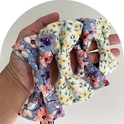 Bomullsflugor för husdjur med blommigt mönster i blått och gult i olika storlek.