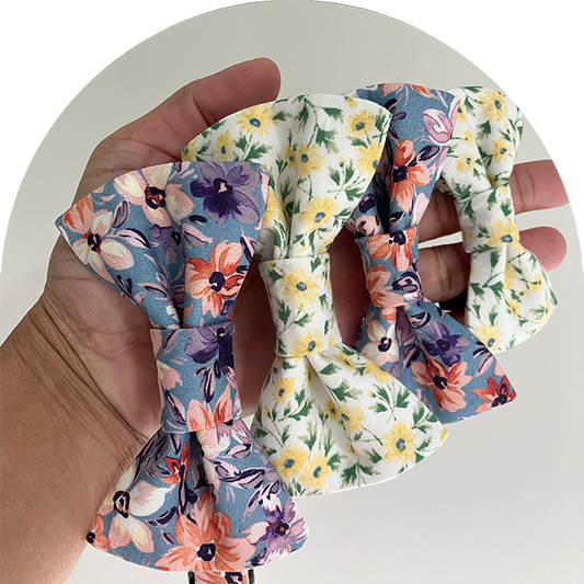 Bomullsflugor för husdjur med blommigt mönster i blått och gult i olika storlek.