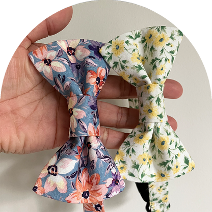 Bomullsflugor för husdjur med blommigt mönster i blått och gult i olika storlek.