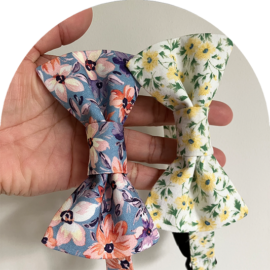 Bomullsflugor för husdjur med blommigt mönster i blått och gult i olika storlek.
