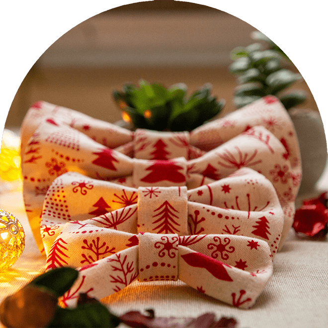 Julflugor för husdjur i flera storlek i röd och vit.