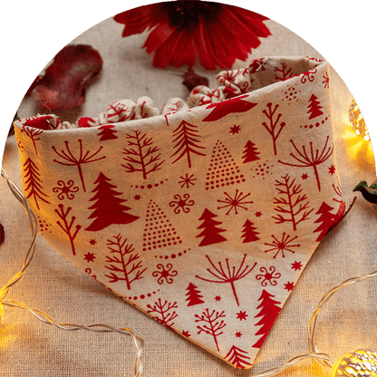 Husdjursbandana i rött och vitt i julmönster.