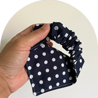 Prickiga husdjursbandana i blått med resårband som kan matchas med tygkassar.